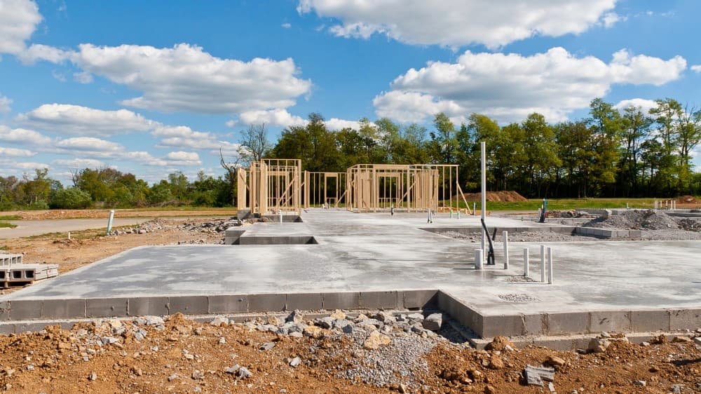 A slab leak is a plumbing issue where a water pipe beneath a building’s concrete foundation, or slab, starts leaking. In North Texas, homes are frequently built on these concrete foundations. Slab leaks can result from various factors, such as corrosion of metal pipes, installation damage, ground movement, substandard construction materials, improperly installed water or sewer lines, and even tree roots growing beneath the foundation. High water pressure above 80 psi and sudden pressure surges (water hammer) can also stress pipes, leading to leaks.